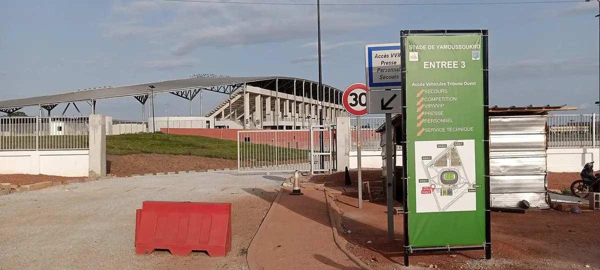 Illustration : une entrée du stade de Yamoussoukro, Meda225, CC BY-SA 4.0, Wikimedia Commons.